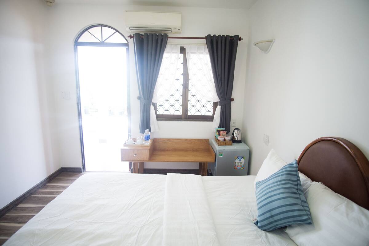 Standard Room | Desk, iron/ironing board (on request), free WiFi, bed sheets