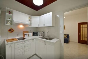 Kühlschrank, Mikrowelle, Ofen, Herdplatte
