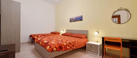 2 habitaciones, escritorio y tabla de planchar con plancha