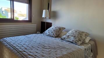 3 slaapkamers, een bureau, een strijkplank/strijkijzer, reisbedje