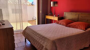 3 chambres, bureau, fer et planche Ă repasser, lit parapluie