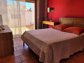 3 bedrooms, desk, iron/ironing board, travel crib