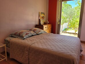 3 bedrooms, desk, iron/ironing board, travel cot