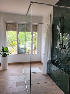 Douche, sèche-cheveux, serviettes fournies