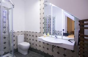Een douche, een haardroger, een bidet, handdoeken