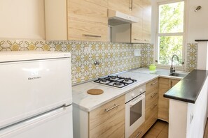 Jääkaappi, uuni, ruokailupöytä