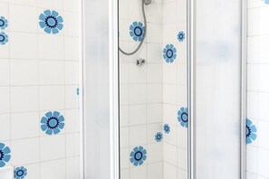 Douche, bidet, serviettes fournies