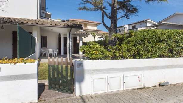 A residential building with a white exterior, a tiled roof, and a large tree in front. - M051 - Marcelli, villa with garden 200 meters from the sea (Marcelli)