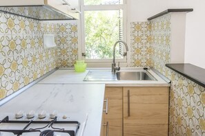 Fridge, oven, dining tables - M051 - Marcelli, villa with garden 200 meters from the sea (Marcelli)