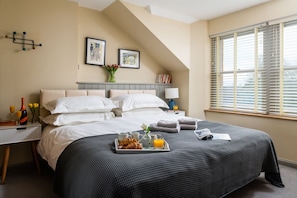 2 habitaciones, tabla de planchar con plancha y cuna de viaje
