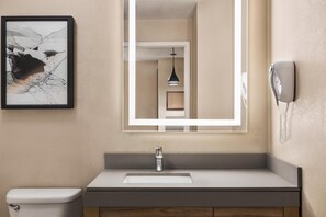 Articles de toilette gratuits, sèche-cheveux, serviettes fournies