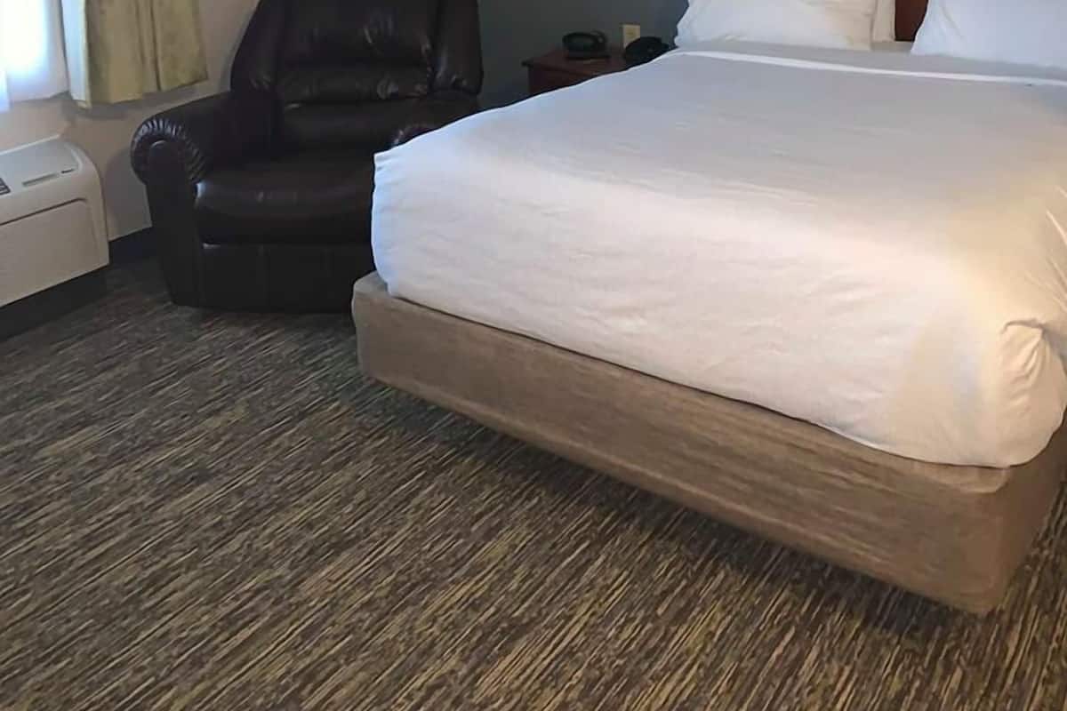 Basic Single Room, 1 Queen Bed, Accessible, Non Smoking | Blackout drapes, iron/ironing board, cribs (surcharge)