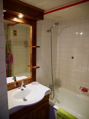 Baignoire, séchoir à cheveux
