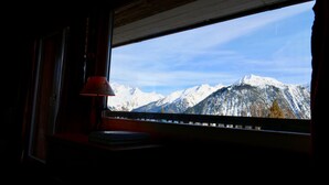 A room with a window overlooking snow-covered mountains. - Apartment/ flat - Courchevel 1850 (Courchevel)