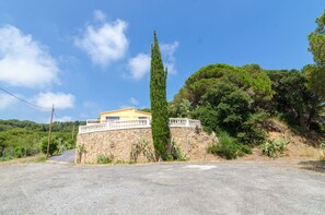 Property grounds - Club Villamar - Villa Arethusa for 14 persons close to Lloret de Mar with lots of privacy and a l... (Lloret de Mar)