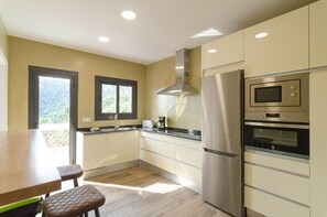 Fridge, microwave, oven, stovetop - Club Villamar - Villa Arethusa for 14 persons close to Lloret de Mar with lots of privacy and a l... (Lloret de Mar)