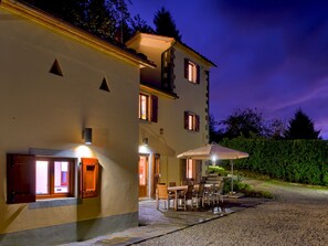 Exterior - Tranquil architect-restored Tuscan villa with infinity pool and panoramic views (Pescia)
