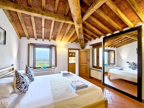 5 bedrooms, iron/ironing board, WiFi, bed sheets - Tranquil architect-restored Tuscan villa with infinity pool and panoramic views (Pescia)