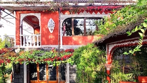 Um edifício tradicional com detalhes arquitetônicos requintados, incluindo uma varanda e arcos decorativos.