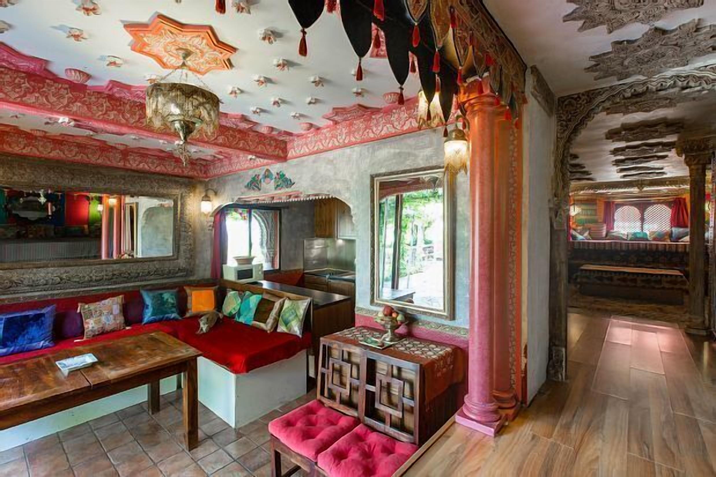 Rural house with Oriental style 55km from Madrid 