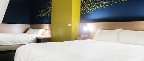 Habitación cuádruple estándar, 2 camas matrimoniales, para no fumadores | Escritorio y wifi gratis