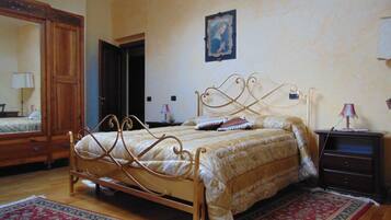 5 bedrooms, iron/ironing board, WiFi, bed sheets