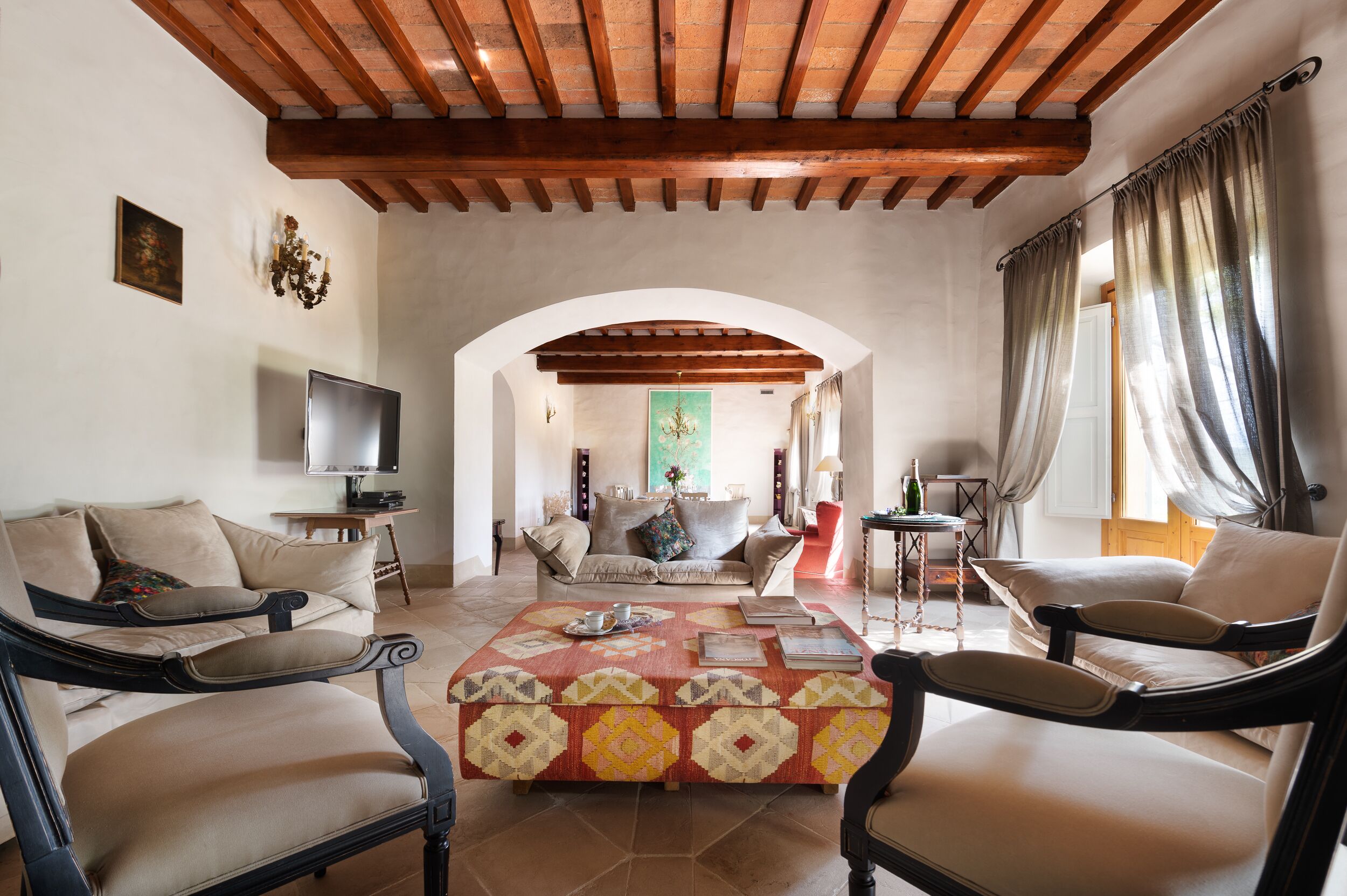 TV, caminetto, lettore DVD, impianto stereo