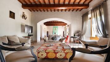 TV, caminetto, lettore DVD, impianto stereo