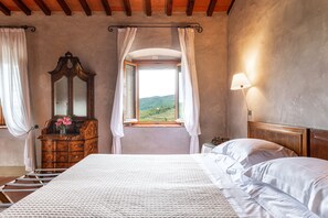 8 chambres, bureau, fer et planche à repasser, lit parapluie