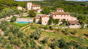 A hillside villa with multiple buildings, a swimming pool, and surrounding greenery. - Villa just 14 km to Florence, 8 bedrooms. Garden, private pool and Wi-Fi! (Rignano sull'Arno)