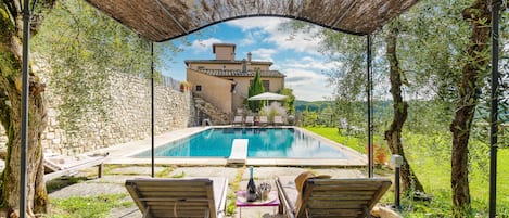 Una piscina al aire libre