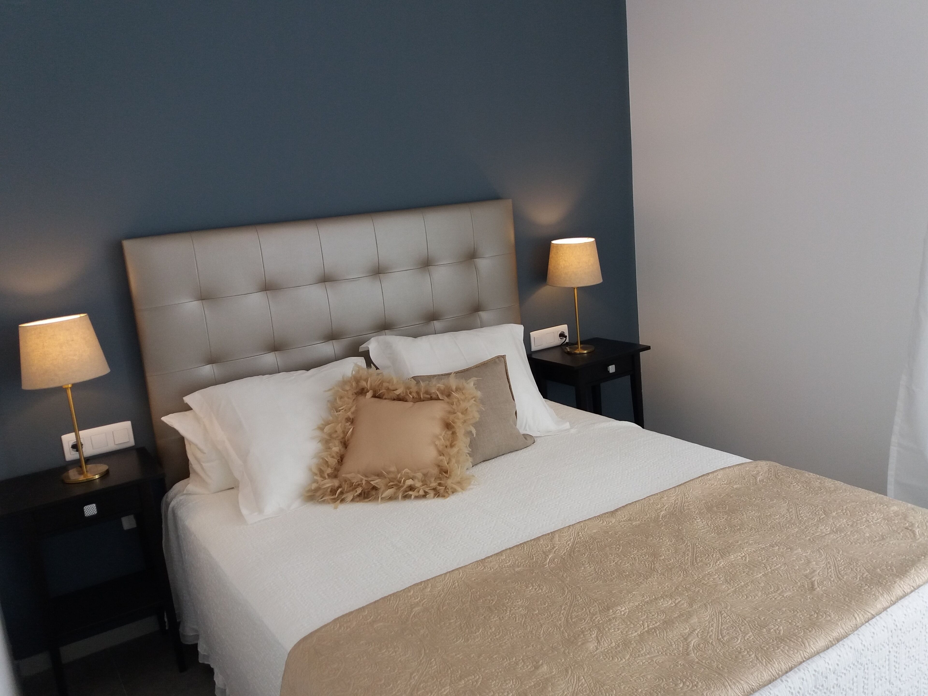 4 dormitorios, tabla de planchar con plancha, cuna de viaje