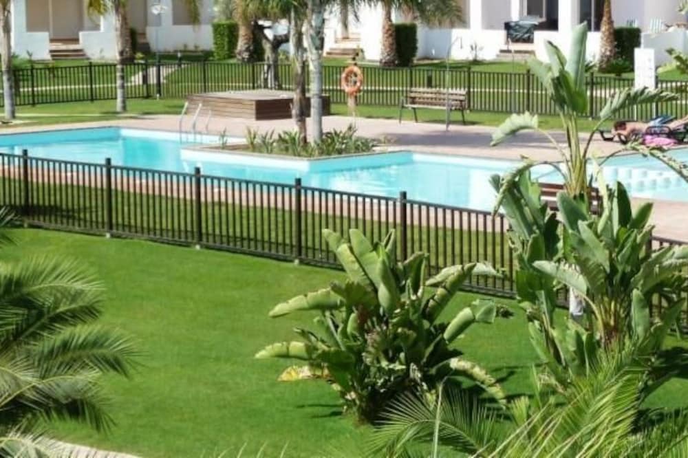 2 Bedroom (sleeps 4/5) ground-floor apartment backing onto grass area & pool