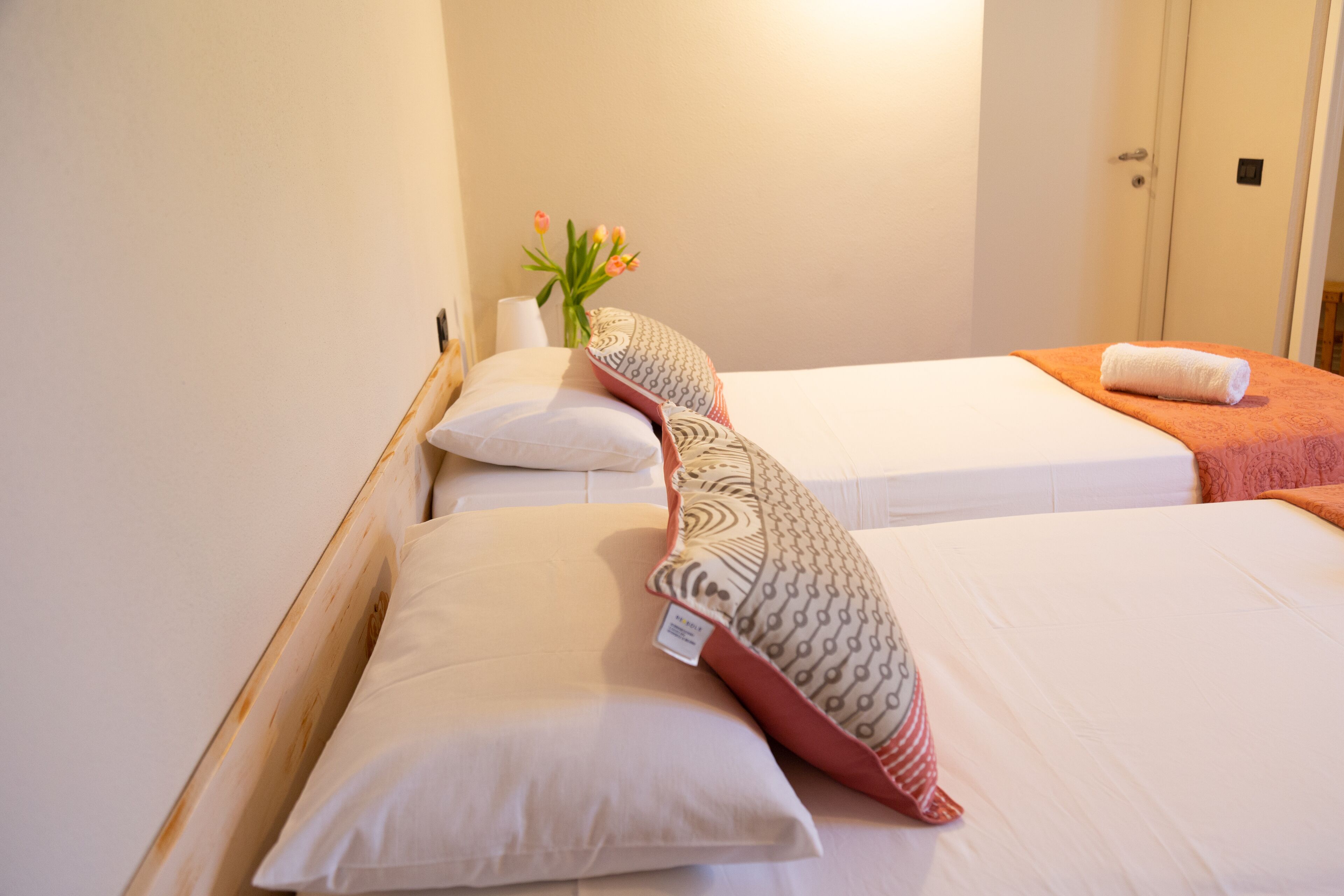 2 camere, una scrivania, ferro/asse da stiro, culla da viaggio