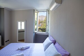 2 Schlafzimmer, Schreibtisch, Bügeleisen/Bügelbrett, Reisekinderbett