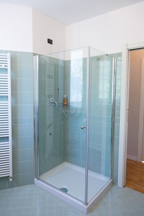 Bruser, hårtørrer, bidet, håndklæder