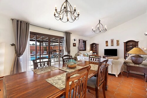 Villa Esselle 3 bedrooms, 3 bathrooms, large swimming pool and air conditioning.