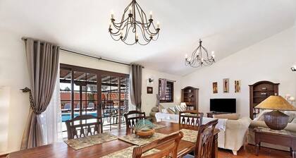 Villa Esselle 3 bedrooms, 3 bathrooms, large swimming pool and air conditioning.