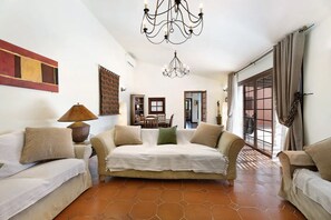 TV, DVD player, books, music library - Three bedrooms, three bathrooms, and a large swimming pool and air conditioning. (Golf del Sur)