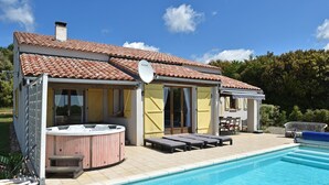 A house with a swimming pool, a hot tub, and outdoor seating. - Villa Retreat with Pool and pets (Vélieux)