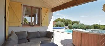 Villa Retreat with Pool and pets