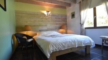 4 slaapkamers, een strijkplank/strijkijzer, wifi