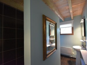 Chuveiro, toalhas de banho