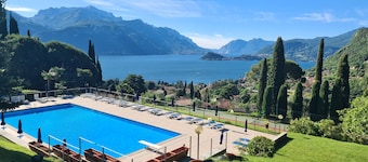 Italiensk sølejlighed med stor swimmingpool, tennisbane, udsigt over søen