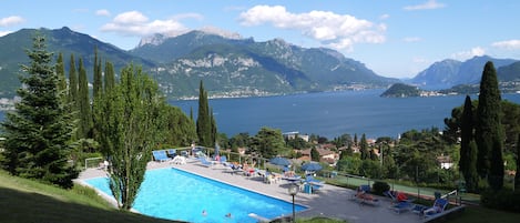 Una piscina al aire libre