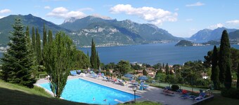 Italienische See-Wohnung mit groĂem Swimmingpool, Tennisplatz, Seeblick