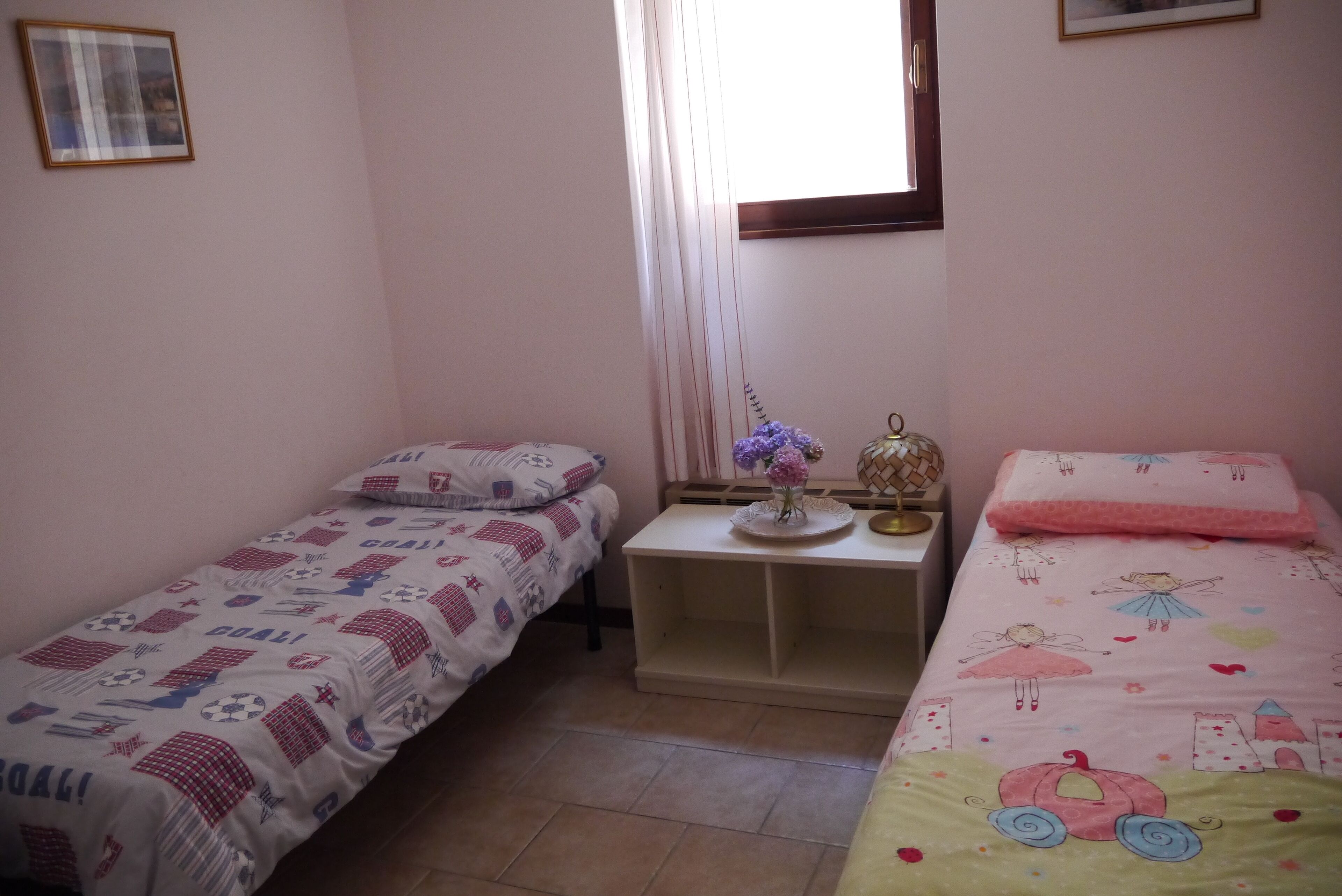 Italian Lake Apartment With Large Swimming Pool, Tennis Court, Lake Views, WiFi