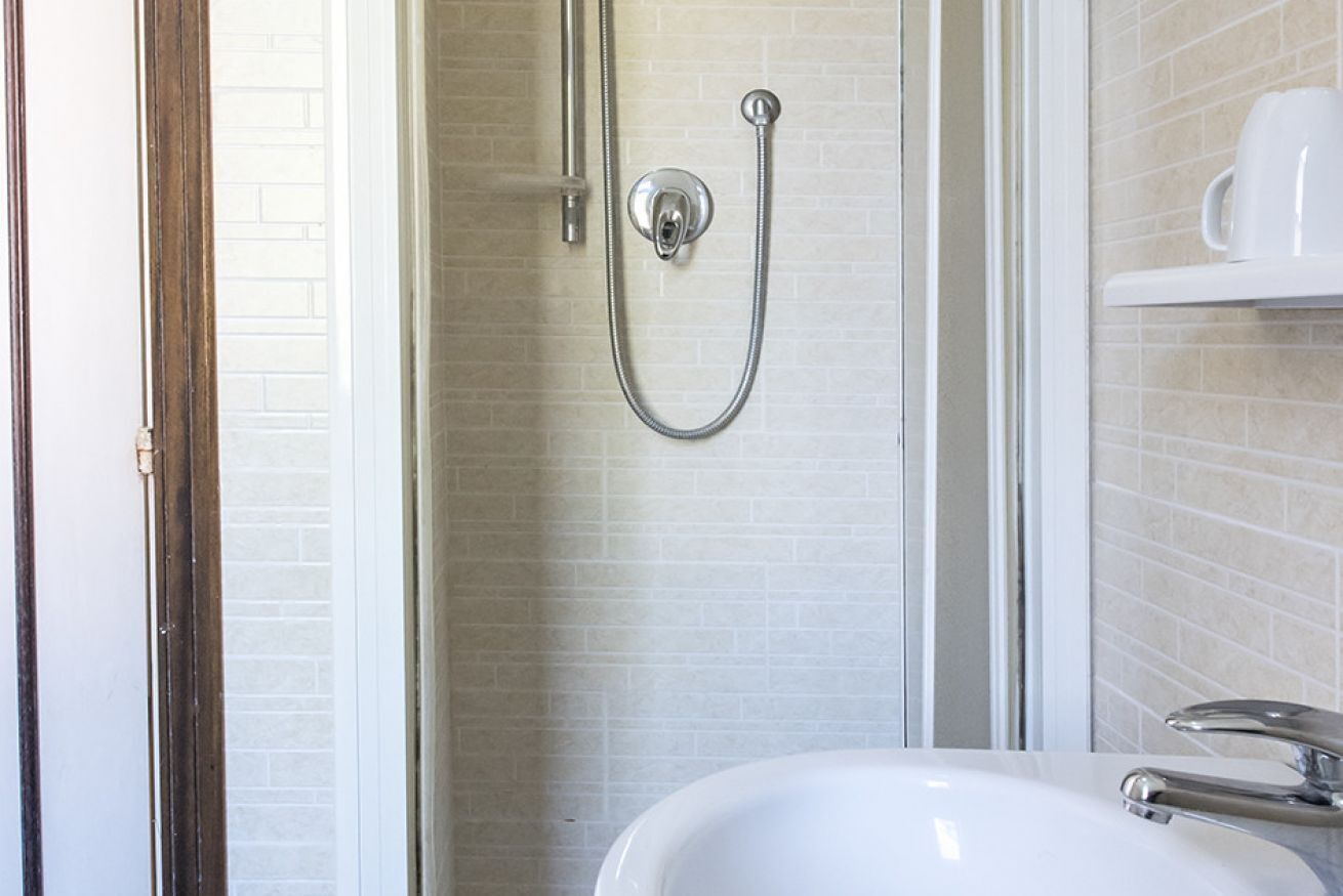 Ducha y bañera combinadas, bidé y toallas