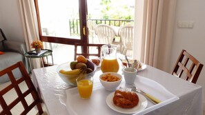 Dining - Modern apartment, all close, beach, train, and wifi (Benalmádena)