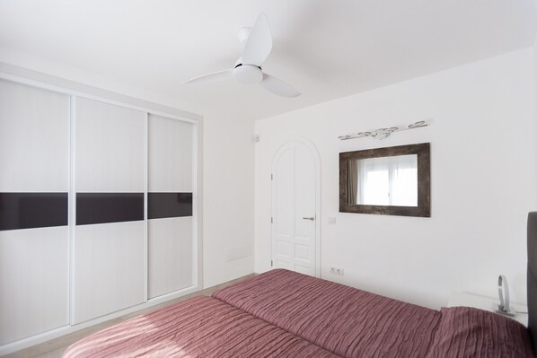 4 bedrooms, iron/ironing board, free WiFi